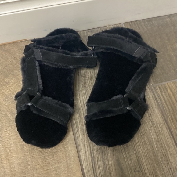 Vionic Viva faux fur sandals size 9. - Picture 2 of 11